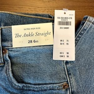 BNWT Women’s Abercrombie & Fitch Ultra High Rise Ankle Straight Jean 28W x 24L